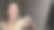 一个美丽健康的女人的特写肖像，而她清洁她的牙齿用牙刷的帮助在浴室图片下载