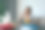 一个美丽的微笑的自由职业者女人在笔记本电脑上工作的特写照片，而她躺在大沙发上，喝咖啡在家里图片下载