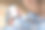 一个女人在看智能手机，手机的白色屏幕是空的图片下载