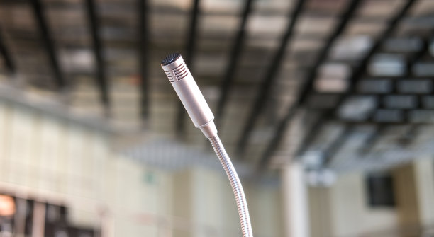 在会议室或会议室里，从较低的角度拍摄麦克风的特写镜头，选择性聚焦图片下载