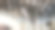 在会议室或会议室里，从较低的角度拍摄麦克风的特写镜头，选择性聚焦图片下载