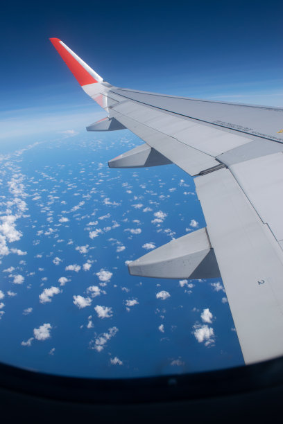 透过飞机看到的美丽的云景图片下载