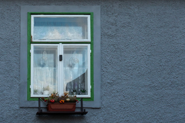 克鲁姆洛夫(Český Krumlov)历史建筑的窗户，也是波西米亚克鲁姆au，克鲁姆au an der Moldau或Krummau，是捷克共和国南部的一个城市。图片下载