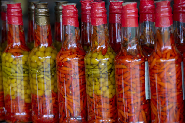 市场摊位上的罐装胡椒瓶图片下载