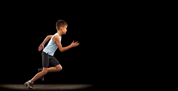 全长度工作室拍摄的男孩，孩子训练孤立在黑色的工作室背景。摩天观景轮图片下载