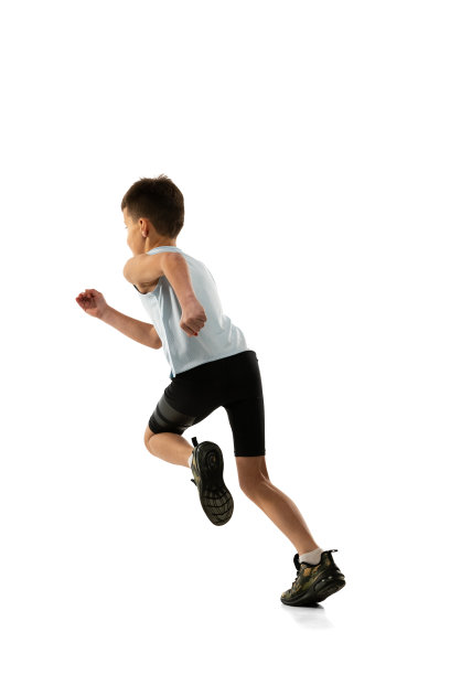 后视镜工作室拍摄的小男孩，少年，运动员跑步，训练孤立在白色背景图片下载