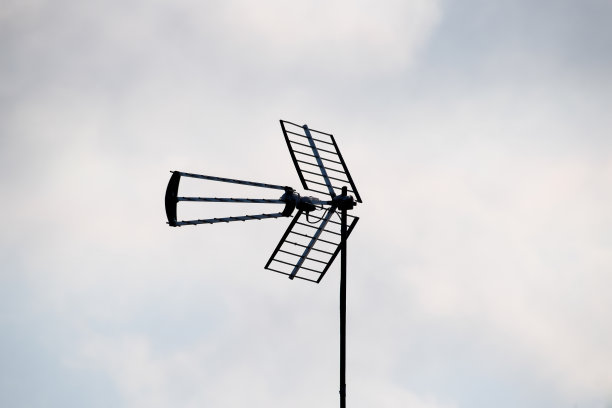 电视天线对着天空。接收无线电波的天线。图片下载