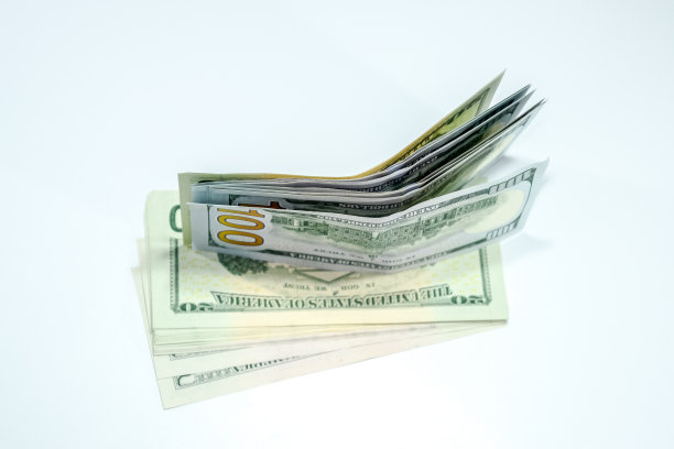 白底上的美钞，信封里装了很多钱。图片下载