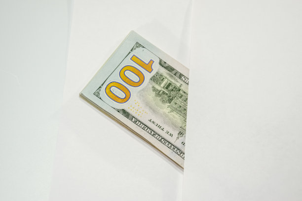 白底上的美钞，信封里装了很多钱。图片下载