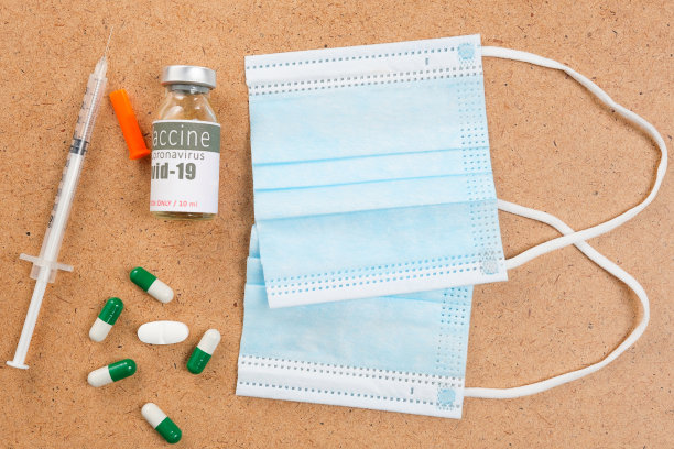 病毒防护用品、医用口罩、疫苗和药物注射器的特写照片。图片下载