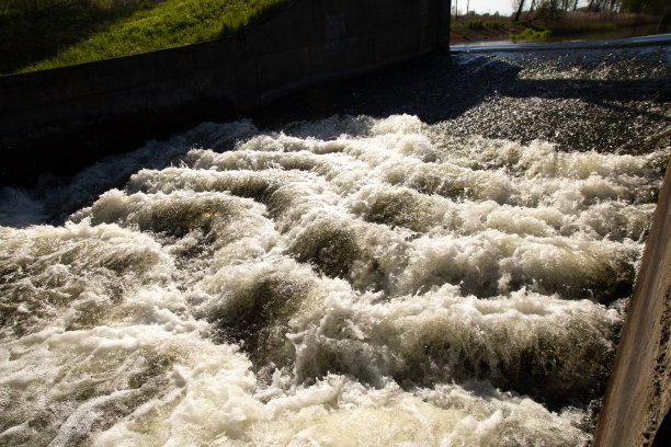 脏快速运行瀑布水溅背景纹理。图片下载