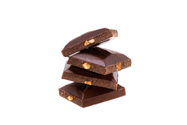 白色背景上的巧克力和坚果图片下载