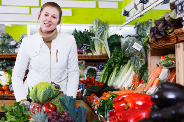 年轻女子在蔬菜杂货店图片下载