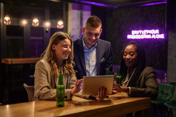 愉快的同事下班后一起在酒吧喝啤酒图片下载