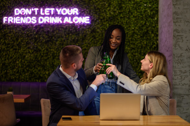 同事们一边在笔记本电脑上工作，一边在咖啡馆开会图片下载