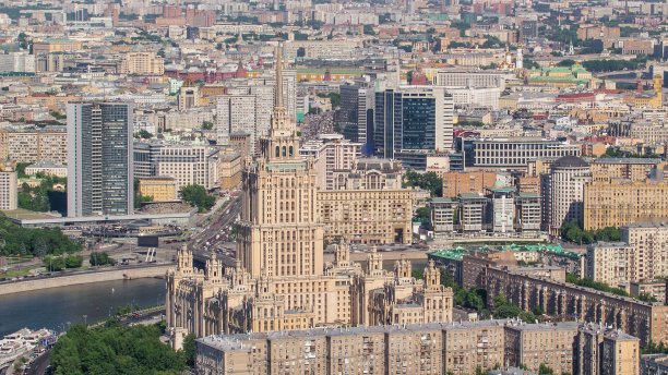从莫斯科国际商务中心的屋顶俯瞰建筑的全景图片下载