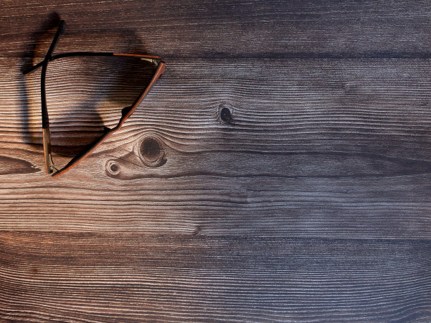 木镶边眼镜在木背衬图片下载