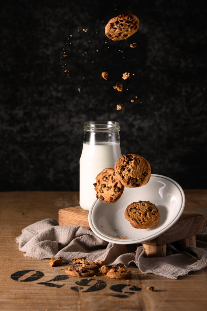 白牛奶和巧克力片图片下载