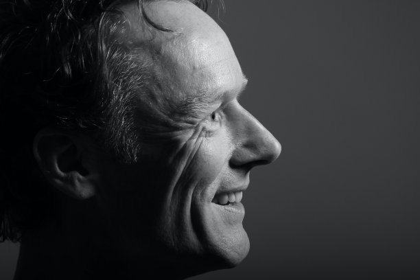 一个美丽的成熟男人的肖像图片下载