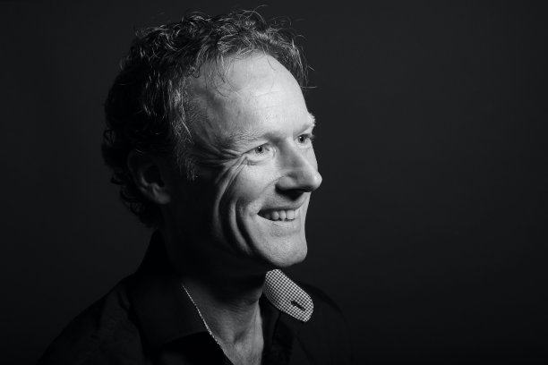 一个美丽的成熟男人的肖像图片下载