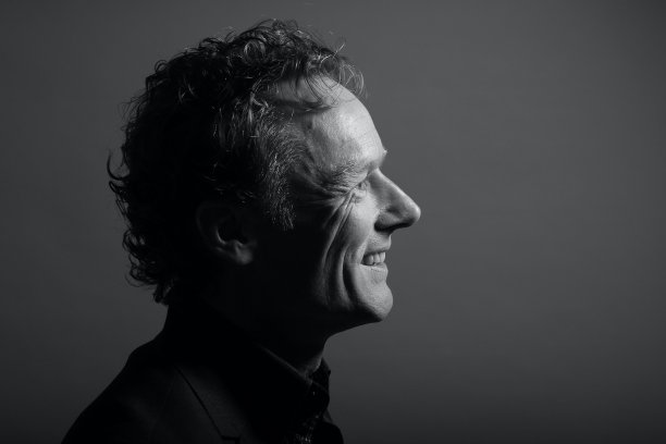 一个美丽的成熟男人的肖像图片下载