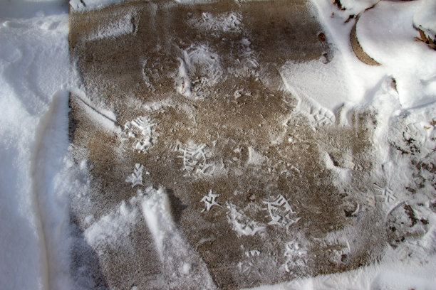 水泥人行道上铲雪设计的纹理背景图片下载