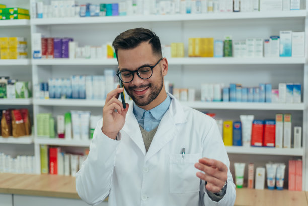 一个英俊的药剂师在药房工作的肖像图片下载