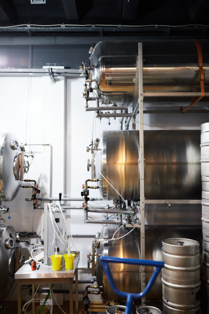 手工啤酒生产设备。贮藏成品啤酒的容器。图片下载