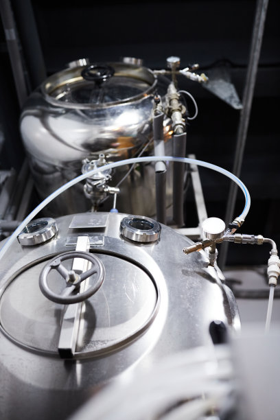 手工啤酒生产设备。贮藏成品啤酒的容器。图片下载