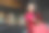 穿着红色裙子的女人在商场里购物图片下载