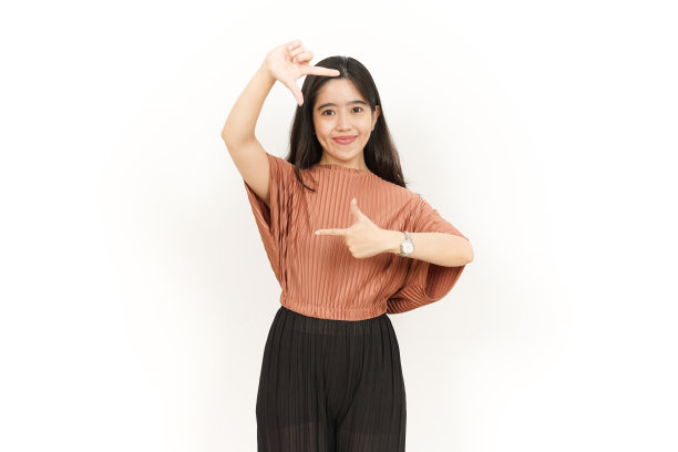 制作框架与美丽的亚洲妇女的手孤立在白色背景上图片下载