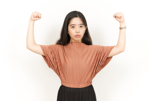 显示力量的手臂美丽的亚洲妇女孤立在白色的背景图片下载