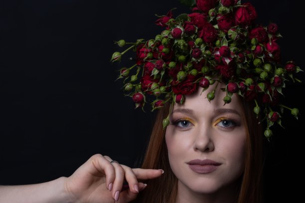 一个女孩的肖像与玫瑰在黑色的背景图片下载