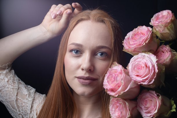 一个女孩的肖像与玫瑰在黑色的背景图片下载