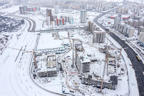 冬季大型施工现场航拍全景。新住宅区正在建设中。图片下载