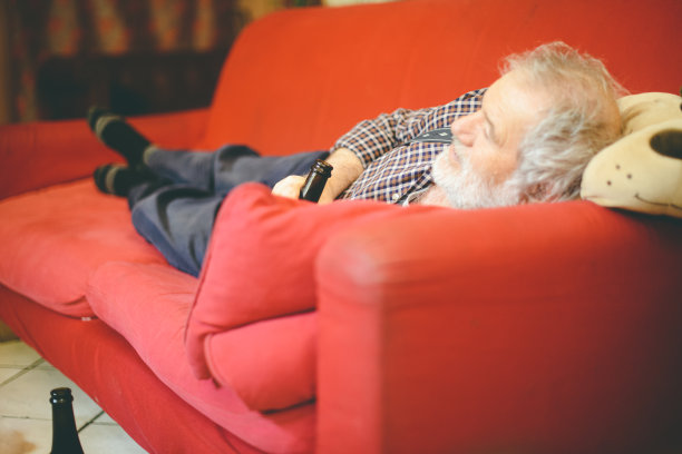 孤独的白人老人在家喝红酒图片下载