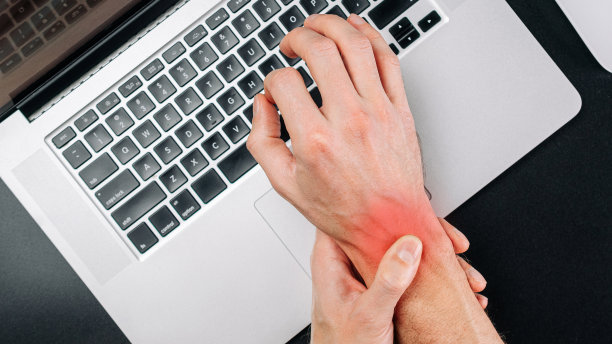 受伤的手。手疼，人伤手腕。关节炎办公室综合症是电脑的后果。医疗保健用黑色背景。图片下载