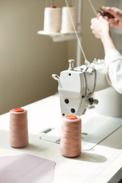 妇女使用缝纫机的特写图片下载