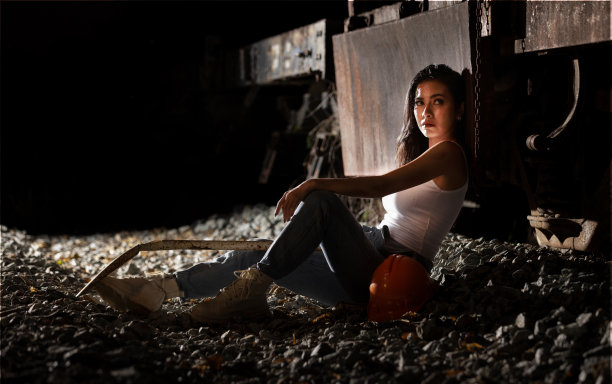 刻画年轻女性工地放松在工地上的深夜时间，女性白天和辛苦工作的概念图片下载