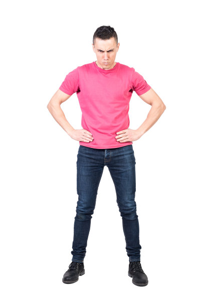 脾气暴躁的男人，手放在腰上看着相机图片下载