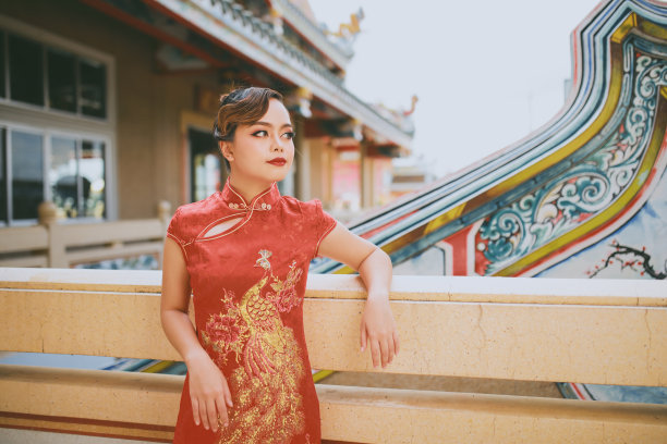 美丽的亚洲中国妇女穿着旗袍传统红色服装时尚张贴中国农历新年。图片下载