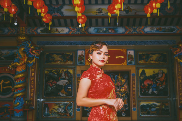 美丽的亚洲中国妇女穿着旗袍传统红色服装时尚张贴中国农历新年。图片下载