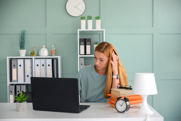 我正在做一个项目。这是一幅年轻女子的肖像，她正坐在桌前，用笔记本电脑敲击键盘。女经理远程工作或在家在线学习，远程工作图片下载
