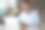 灰色头发的高级男子在办公室用笔记本电脑工作的肖像。图片下载