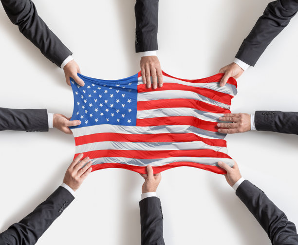 商人们的手正在为美国国旗而战图片下载