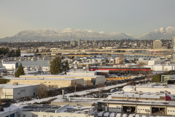 高架的雪覆盖的工业区和城市天际线图片下载