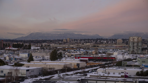 高架的雪覆盖的工业区和城市天际线图片下载