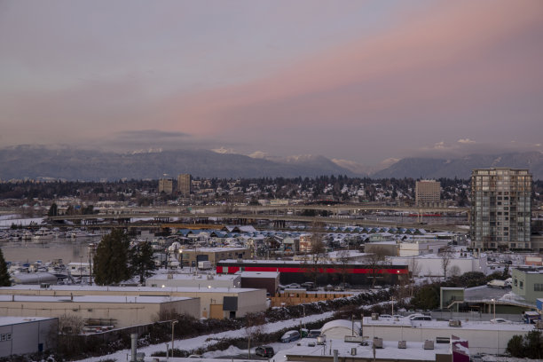 高架的雪覆盖的工业区和城市天际线图片下载