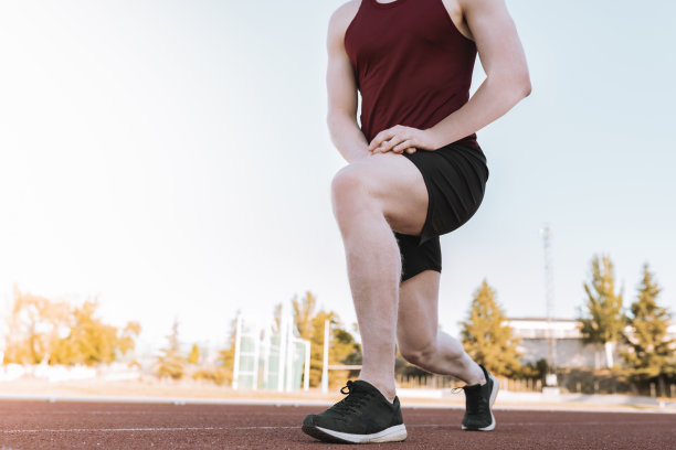 运动员在跑道上伸展运动图片下载