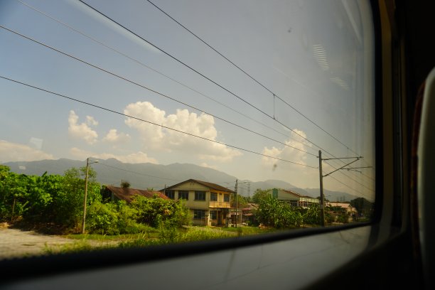 从火车窗口往外看的景色图片下载